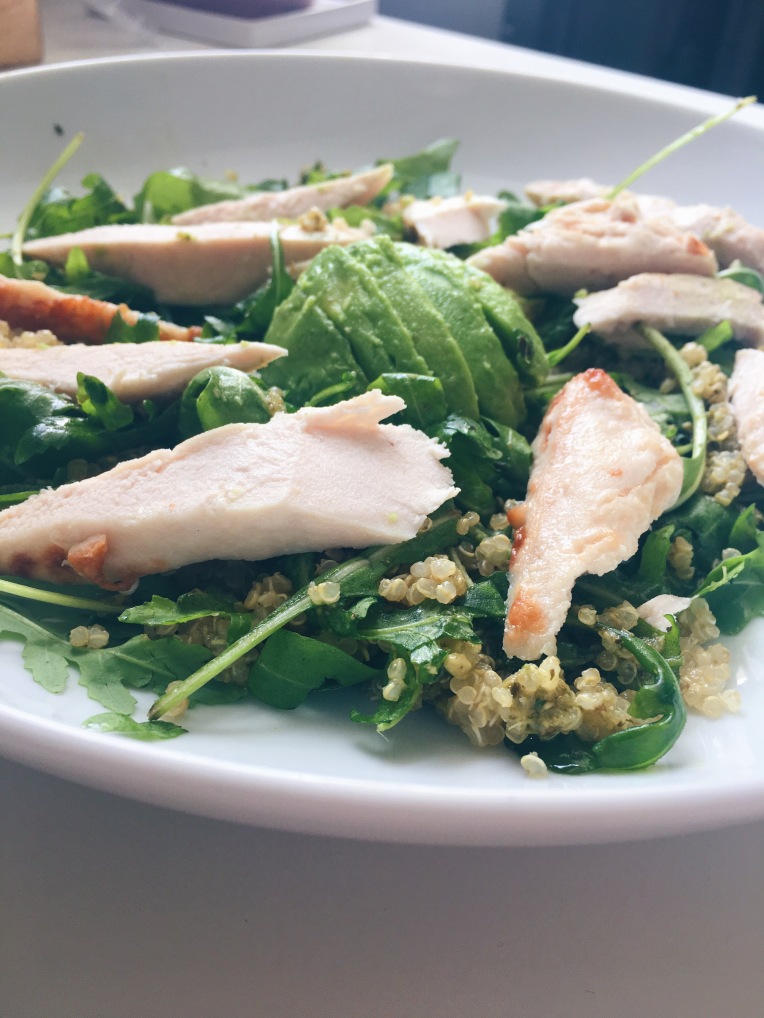 Perfect salad to take to work or lunch which can be made in minutes. This healthy salad is low calories and high in protein to refuel your body throughout the day. Healthy || Salad Recipe || Healthy Recipe || Fitness || Liz Living